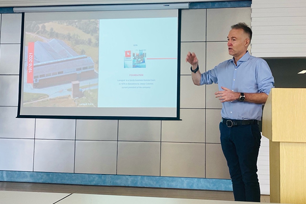 బోడా గ్రూప్ ప్రతి శనివారం వివిధ నైపుణ్యాలకు శిక్షణ ఇవ్వడానికి స్టడీ డేగా ఉపయోగిస్తుంది